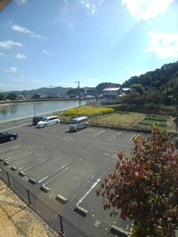 プラシード・ユダの駐車場