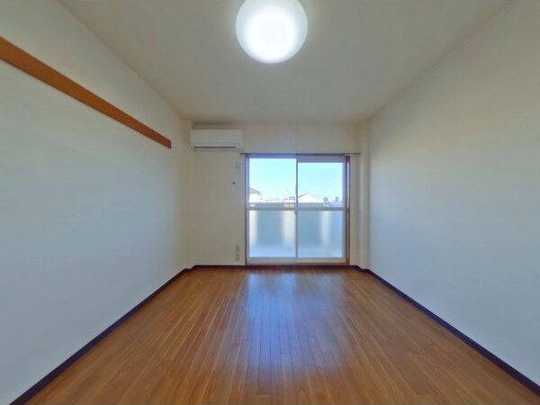 SurplusKATOB棟の居間・リビング