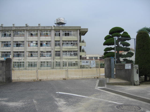 倉敷市西中新田の賃貸マンションの周辺|倉敷市立大高小学校