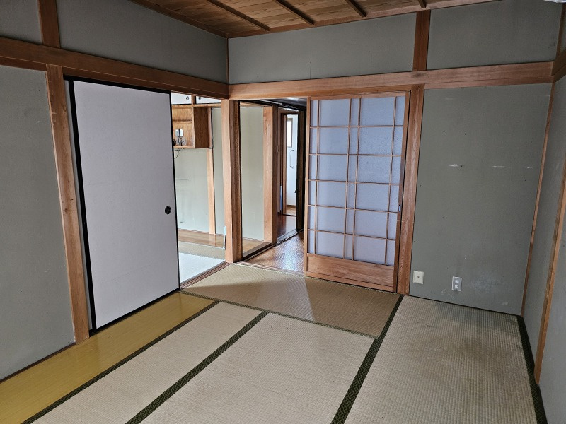 池州町の小振りな借家の居間・リビング|居間にあたるお部屋です