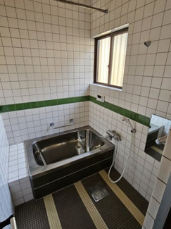 【浴室】 | 池州町の小振りな借家 | 窓もありますよ