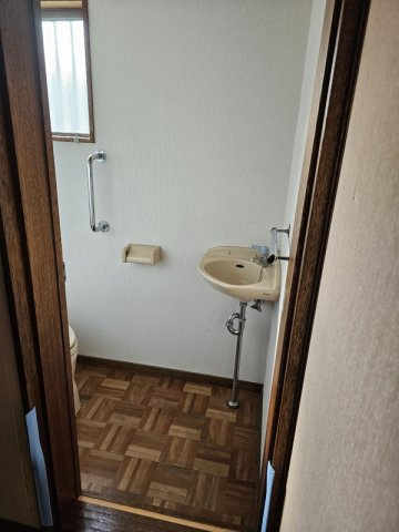池州町の小振りな借家のトイレ|トイレに手洗い付き