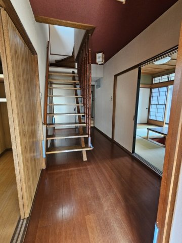 池州町の小振りな借家の内装|玄関ホールです
