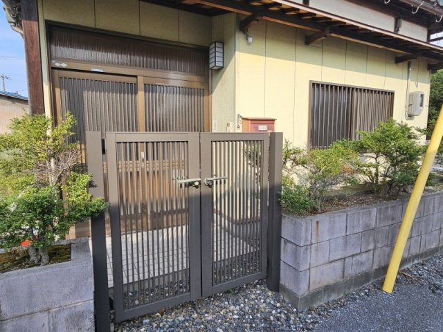 池州町の小振りな借家のエントランス|門扉付きの玄関です