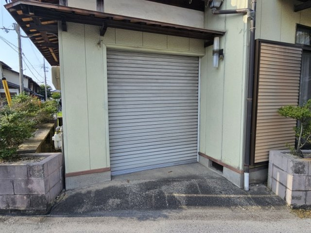池州町の小振りな借家の駐車場|シャッター付きのビルトインガレージ