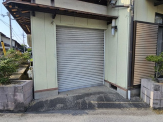 【駐車場】 | 池州町の小振りな借家 | シャッター付きのビルトインガレージ