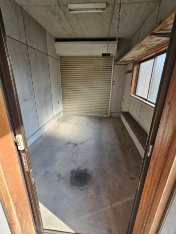 池州町の小振りな借家の駐車場|ビルトインガレージです！（軽専用）