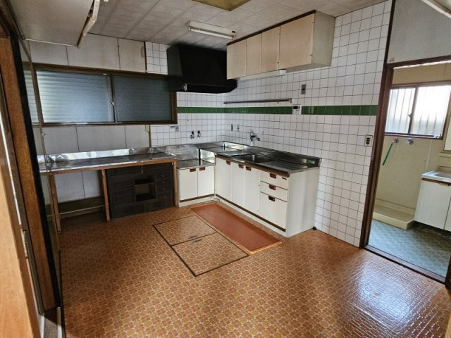 池州町の小振りな借家のキッチン|ダイニングキッチンです