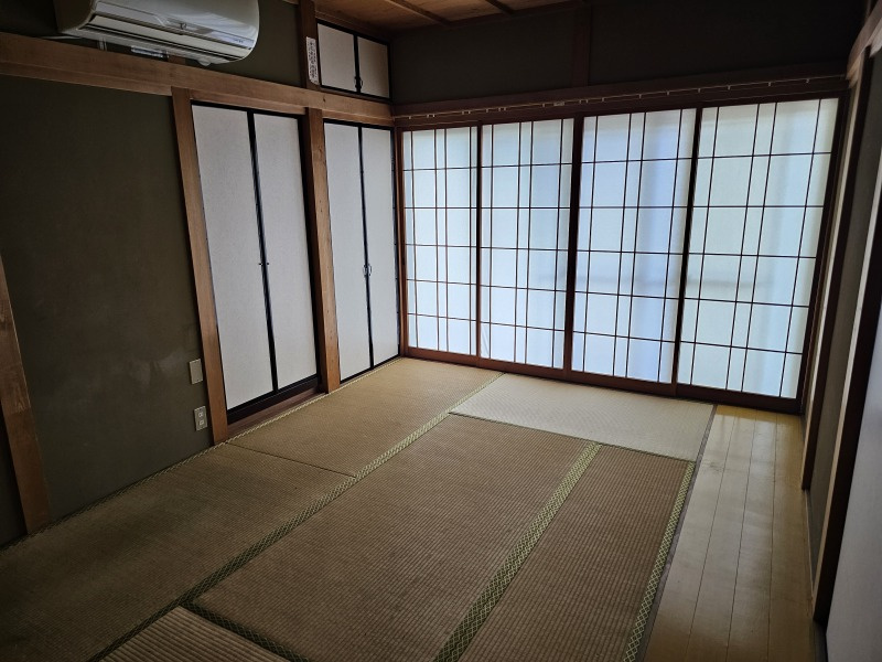 池州町の小振りな借家の居間・リビング|隣の和室です