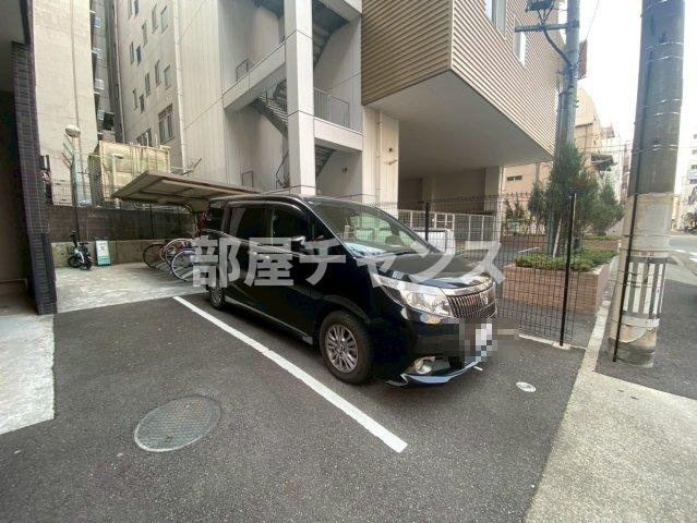 プレサンス金山コネクトの駐車場