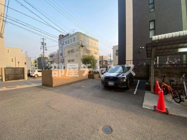 ラヴィール名駅南の駐車場