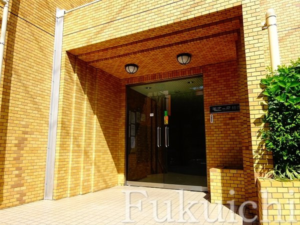 モナークマンション柿の木坂のエントランス