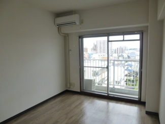 南東向き、6.5帖のお部屋です