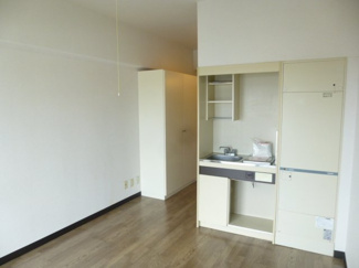 南東向き、6.5帖のお部屋です