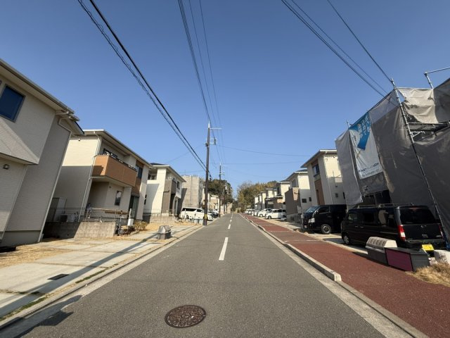 堺市南区逆瀬川　中古戸建　（令和1年築）の前面道路含む現地写真