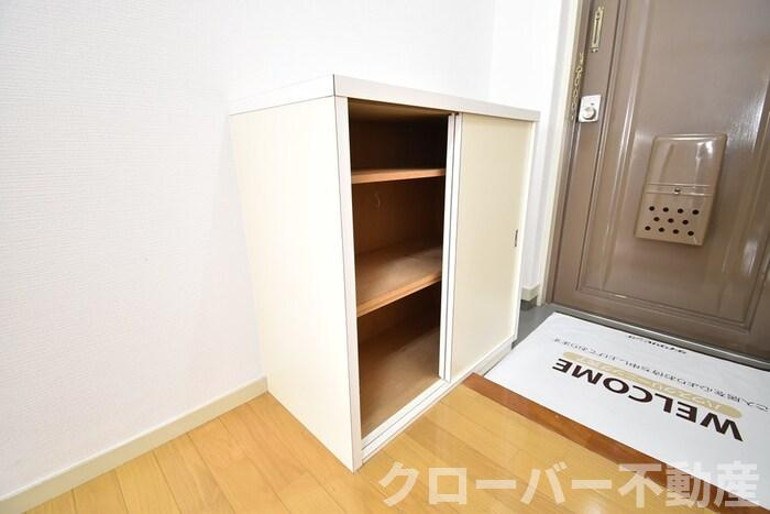 ピュアハイツ生野の玄関|シューズボックス（カウンタータイプ）
