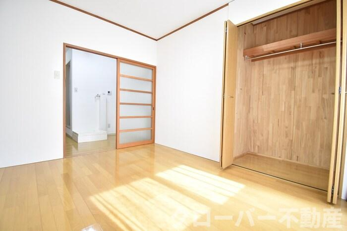 ピュアハイツ生野の居間・リビング|洋室６帖