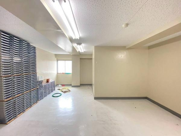 田辺市下屋敷町　ビルの居間・リビング