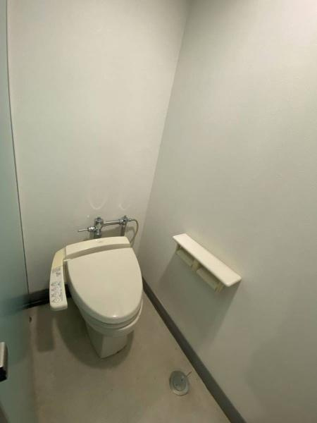 田辺市下屋敷町　ビルのトイレ