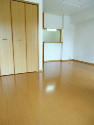 【居間・リビング】 | サンフレスト | こちらのリビングで趣味の時間をお楽しみください