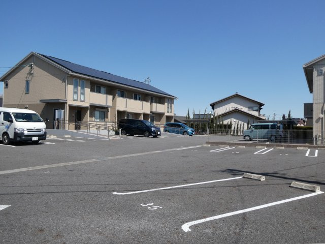 プラザセレステAの駐車場|敷地内駐車場です。2台分契約可能です！