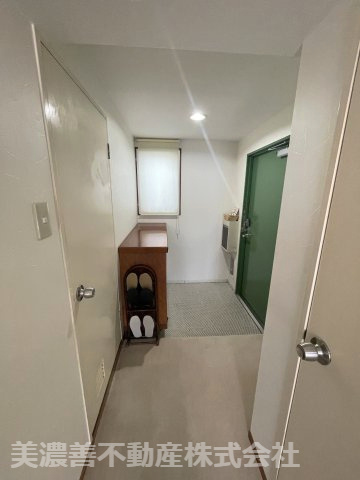 ６５０３７　コーポ田神D棟の玄関