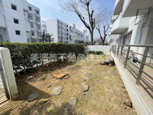 ６５０３７　コーポ田神D棟の庭