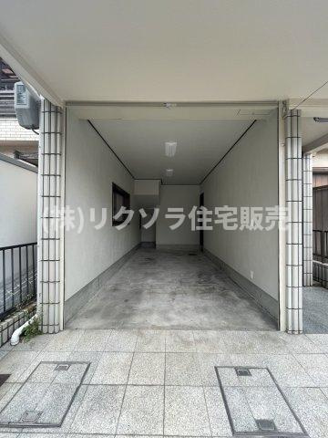 点野３丁目　中古一戸建ての駐車場|ビルトイン電動シャッターガレージ
■物件内覧・資金計画相談・住宅ローン相談、リフォーム相談、お問合せ受付中■
※当日・翌日のご内覧、ご相談はお電話でのお問合せがスムーズです！