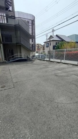 日商岩井夙川マンションの駐車場
