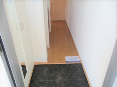 レオパレス稲荷前の玄関