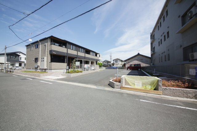 イースト　オレヌの駐車場