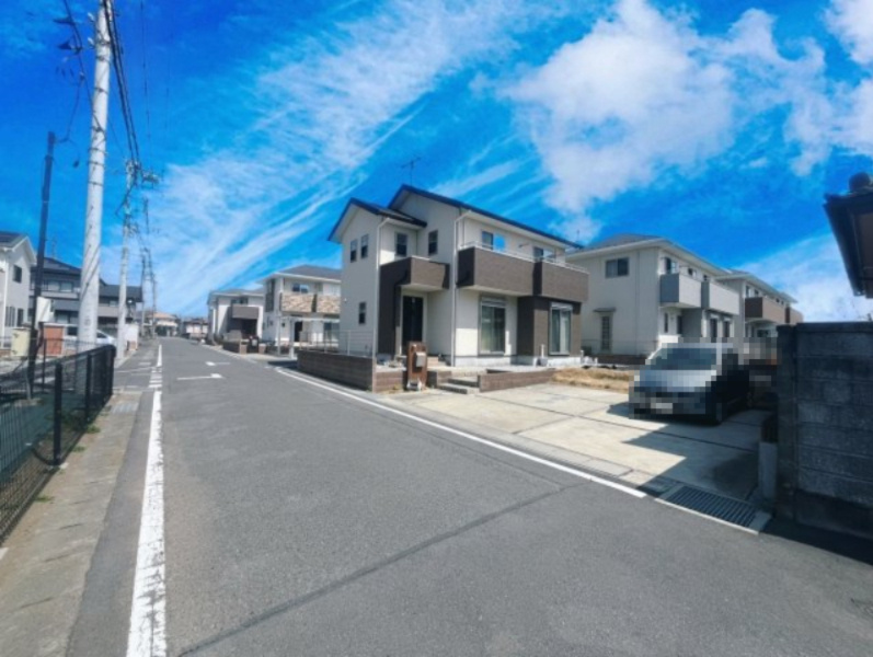 【中古戸建】伊勢崎市西久保町の前面道路含む現地写真|■外観