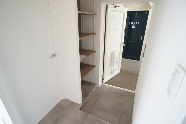 ハイツ77の玄関