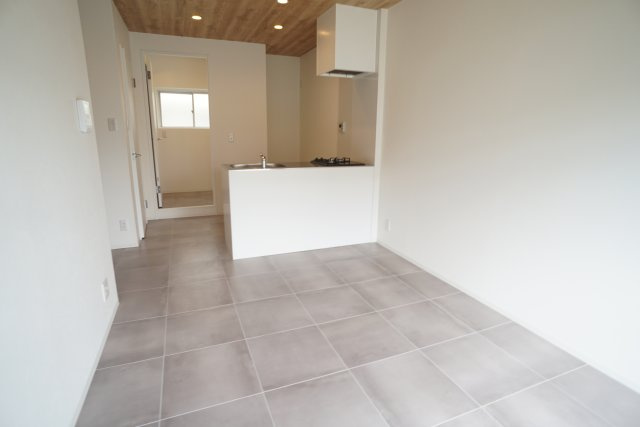 ハイツ77の居間・リビング