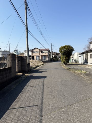 八街市吉倉　中古戸建の前面道路含む現地写真