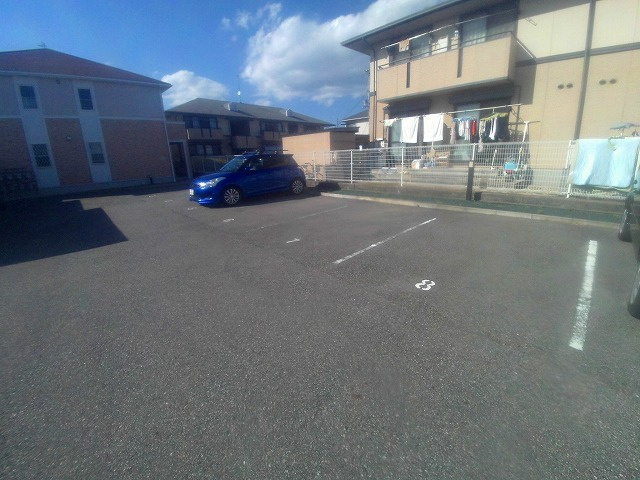 クローバーの駐車場