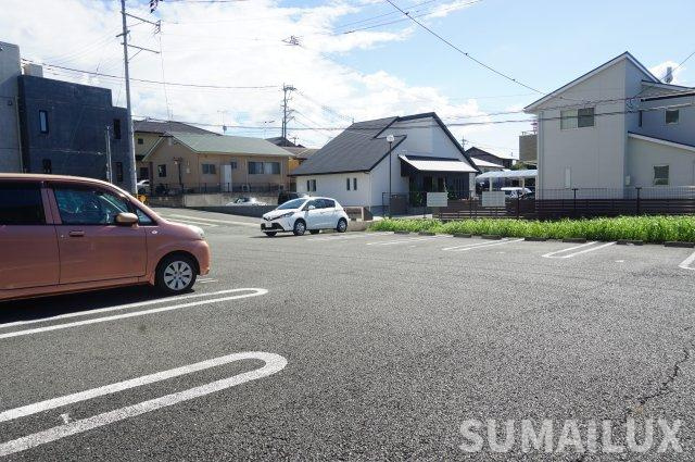 クオリア保田窪の駐車場