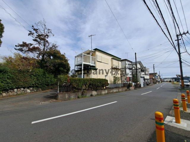 高座郡寒川町倉見　中古戸建の前面道路含む現地写真