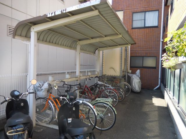 キャトルセゾンの駐車場