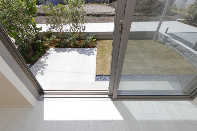 フリージア一色の庭