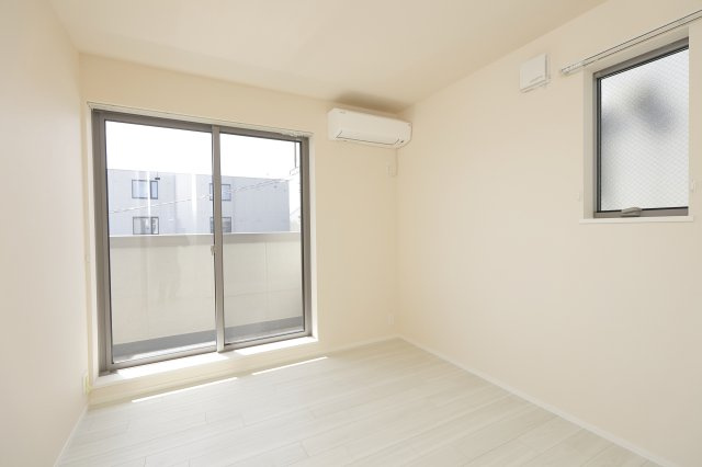 フリージア一色の洋室