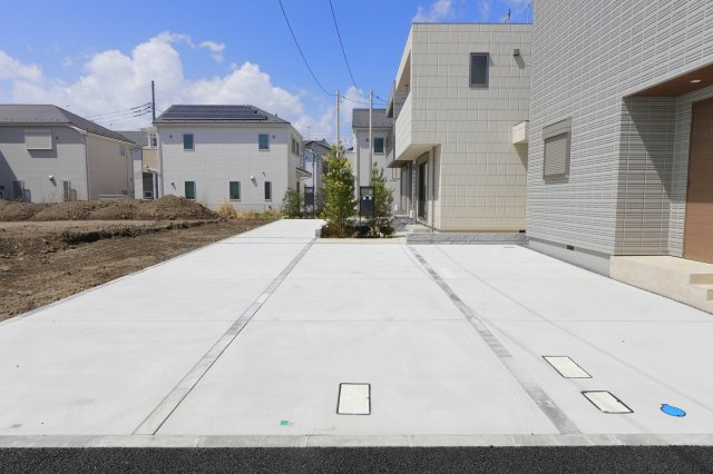 フリージア一色の駐車場