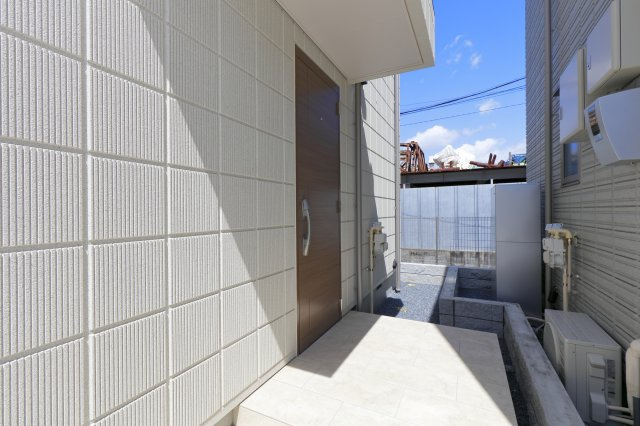 フリージア一色のエントランス