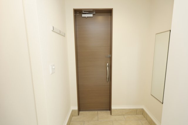 フリージア一色の玄関