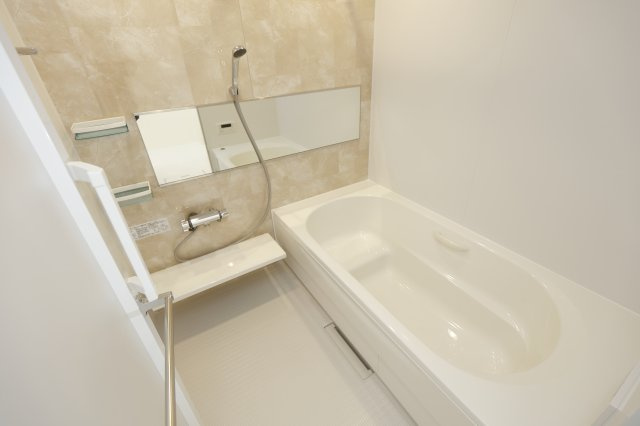 フリージア一色の浴室