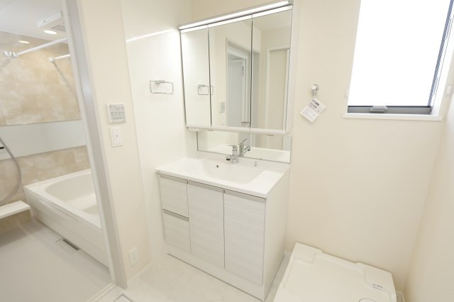 フリージア一色の洗面所