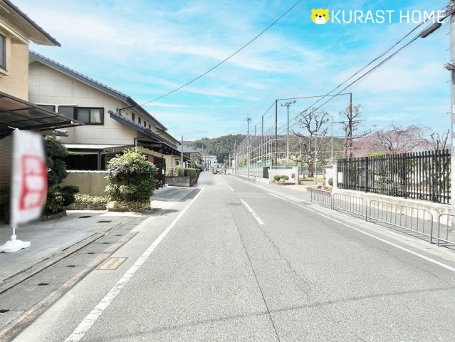 京都市西京区松室北河原町　中古戸建の前面道路含む現地写真