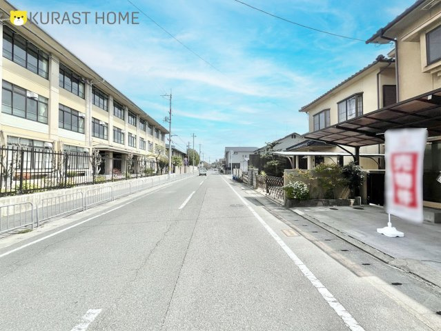 京都市西京区松室北河原町　中古戸建の前面道路含む現地写真