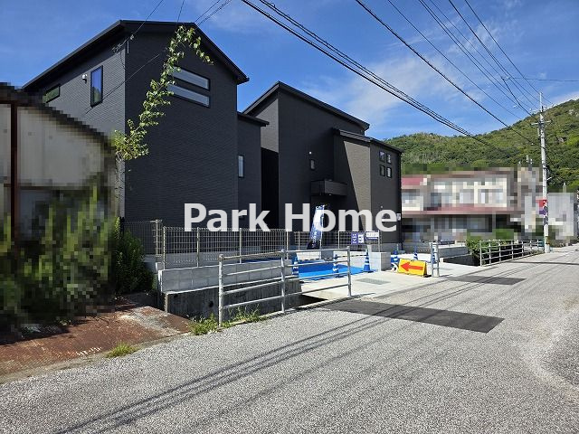 高知市高見町 2期2棟2 新築戸建ての前面道路含む現地写真