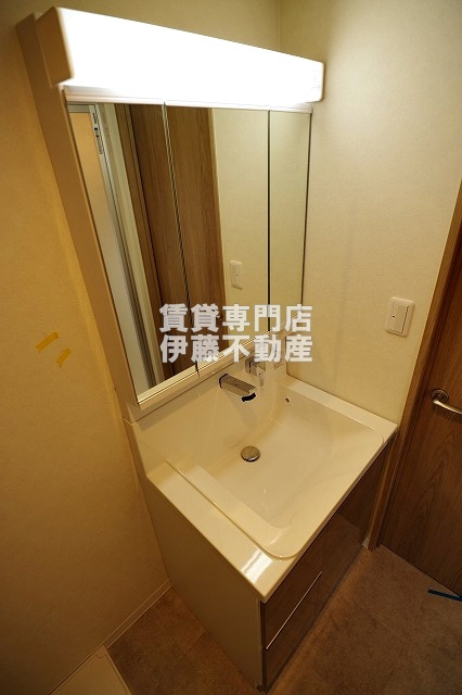 Celenest浄心の洗面所|三面鏡付独立洗髪洗面化粧台